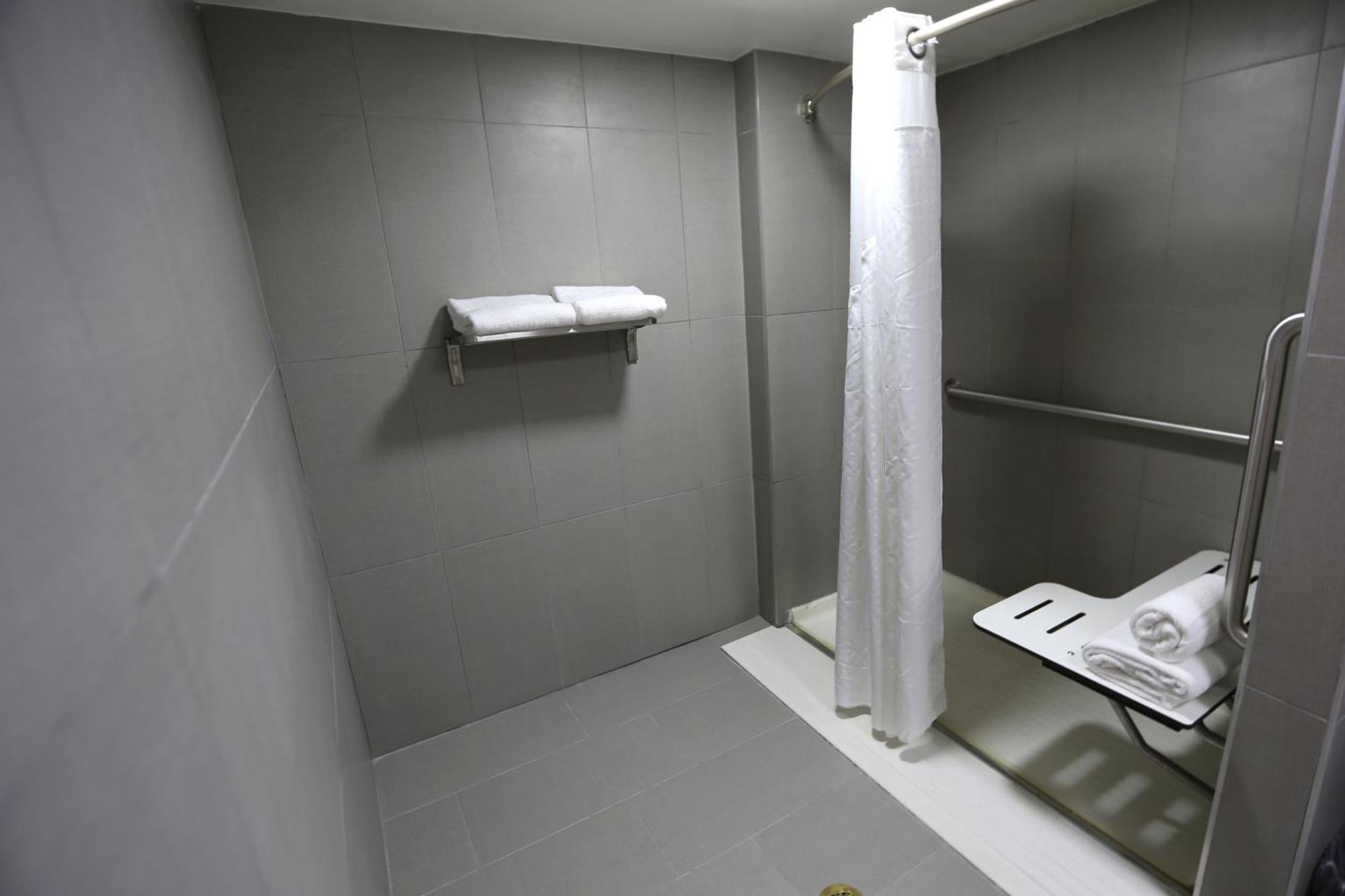 King Room with Roll In Shower - Non-Smoking,1434564715:JPEG